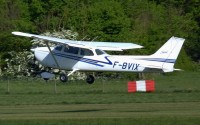 Cessna 172 150 CV � F-BVIX. Avion de voyage avec grande autonomie gr�ce � ses quatre r�servoirs. Deux radios avec intercom. GPS. VOR-DME. Transpondeur Mode S. Equip� vol de nuit. Pilote automatique. 